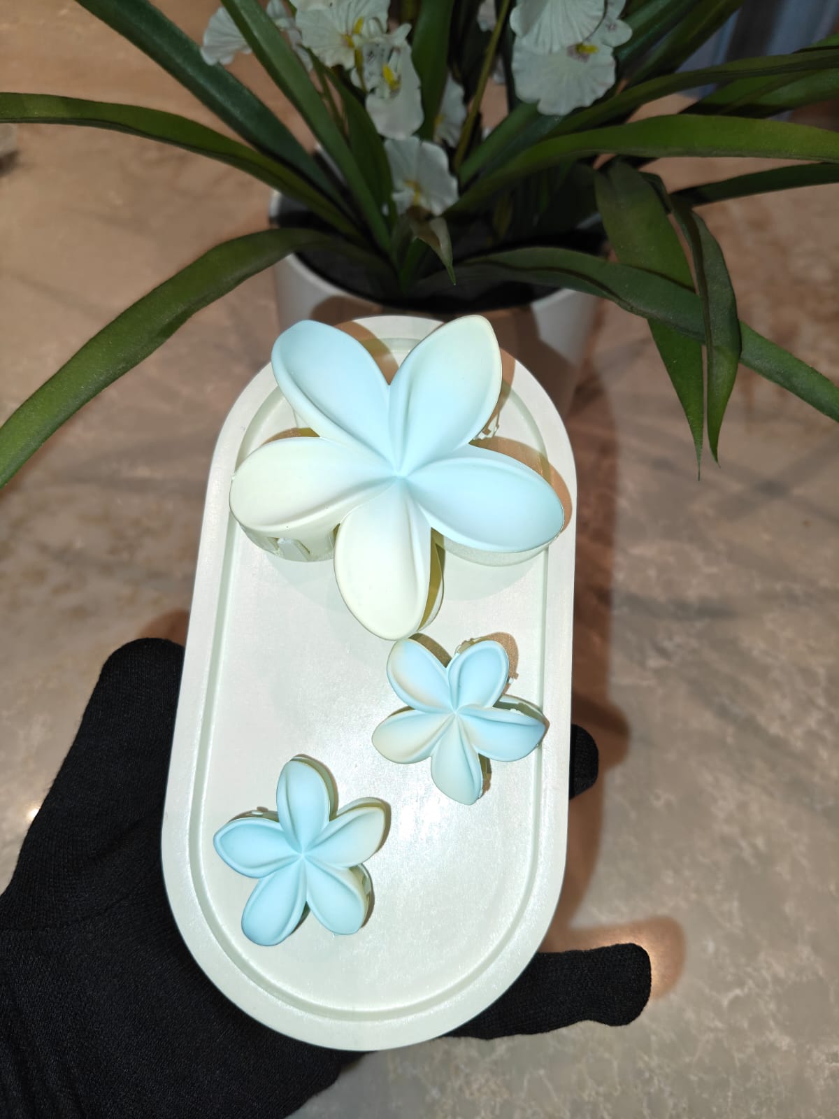 Floral Muse Claw - Soft petals. Effortless hold. A little bloom for your everyday look.